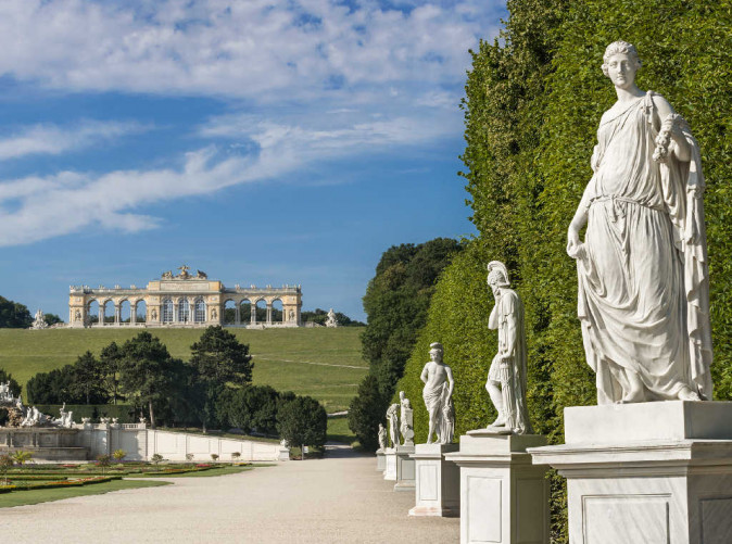 0019_Schoene Aussichten Touristik_00000087996_Gartenstatuen-Schloss-Schoenbrunn_SKB_Alexander-Eugen-Koller